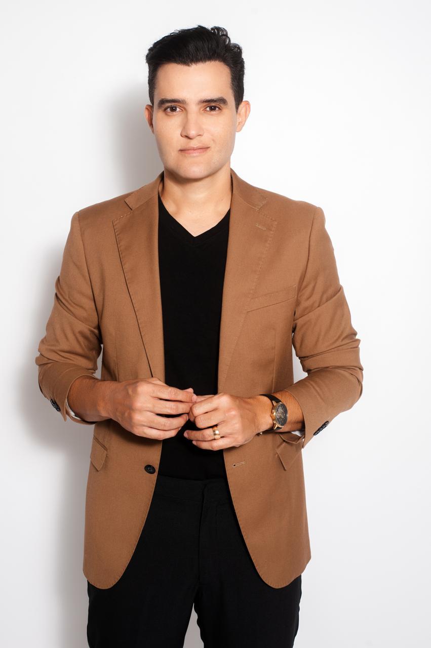 Dr. Leonardo Bianchini em retrato com blazer